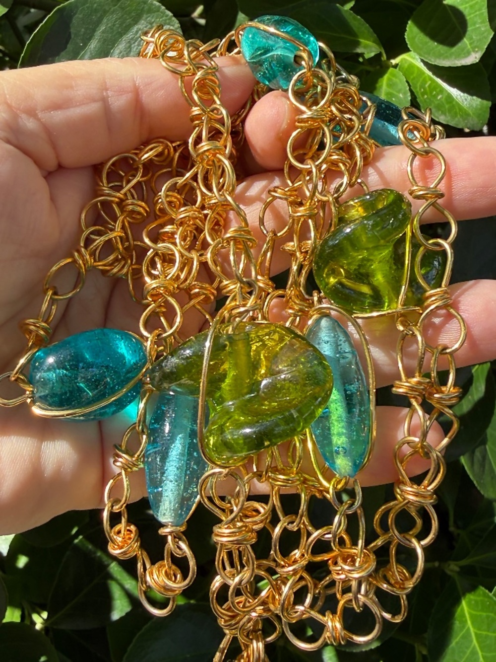 VINTAGE VIVID PERIDOT GREEN & AQUA BLUE COLOR ART GLASS LONG GOLDTONE NECKLACE